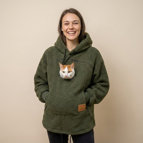 Frau trägt den PurrPocket-Hoodie mit einer Katze in der Känguru-Tasche, Frontansicht